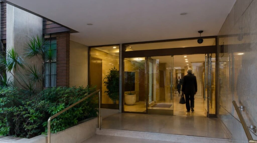 Quién decide y quién paga la frecuencia del servicio