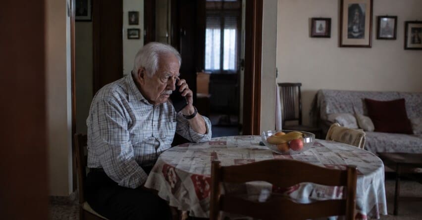 Señales de alerta para detectar la soledad no deseada en un familiar mayor